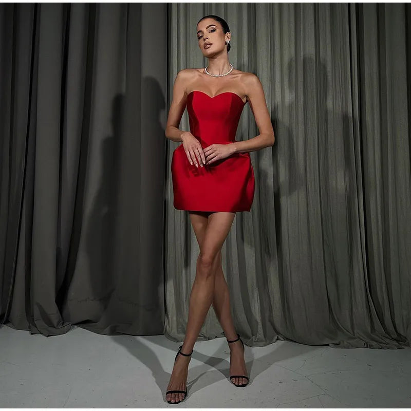 Rückenfreies rotes Minikleid in A-Linie