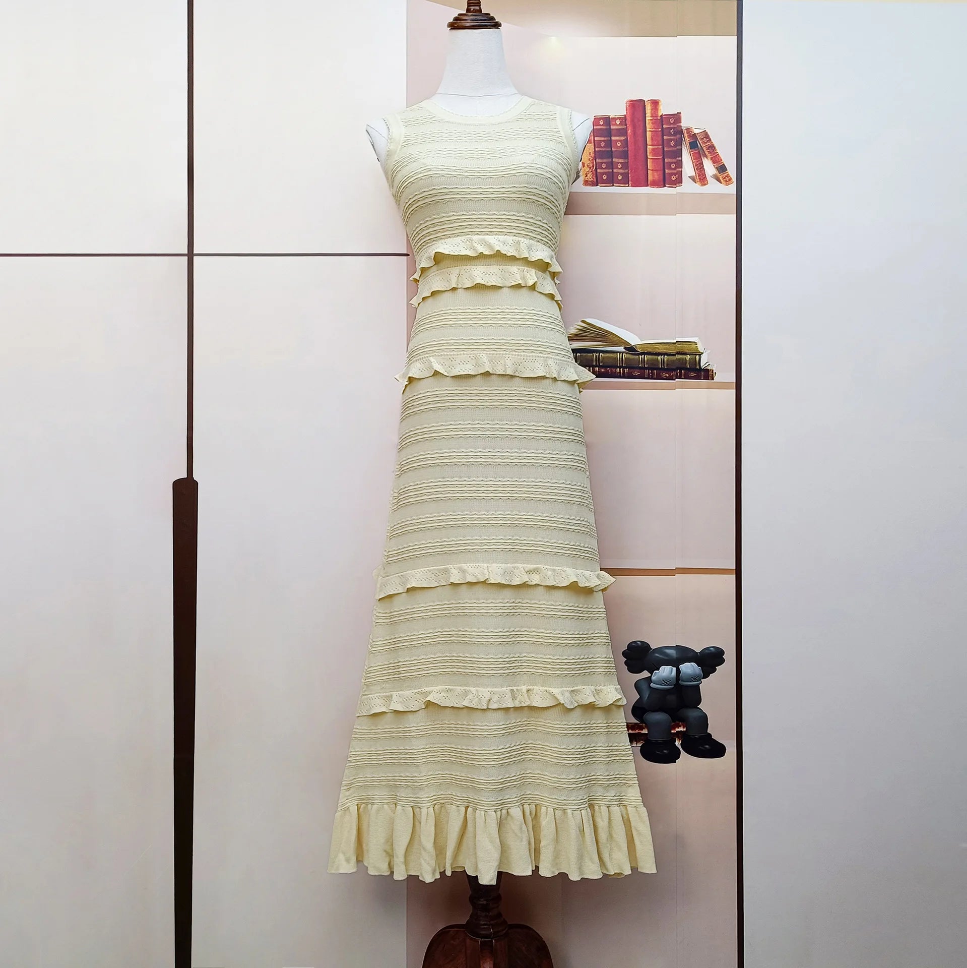 25 Spring and Summer New French Socialite Lace Slim-fit Knitted Cardigan Jacket Ruffled Sleeveless A-Line Solid Dress