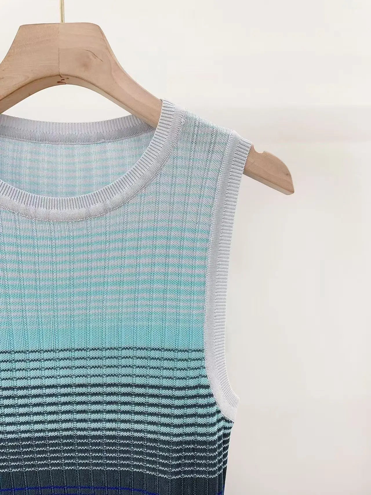 Summer New Fashion Blue Gradient Knitted Tank Dress Women Temperament O-Neck Slim Simple  Sleeveless Long Robe Ladies 2026