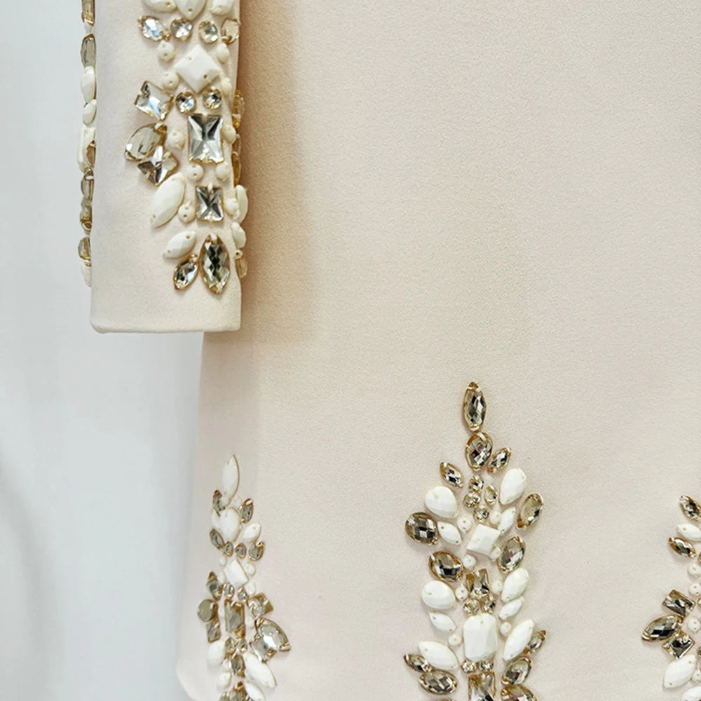 Kleid mit gestickten Verzierungen