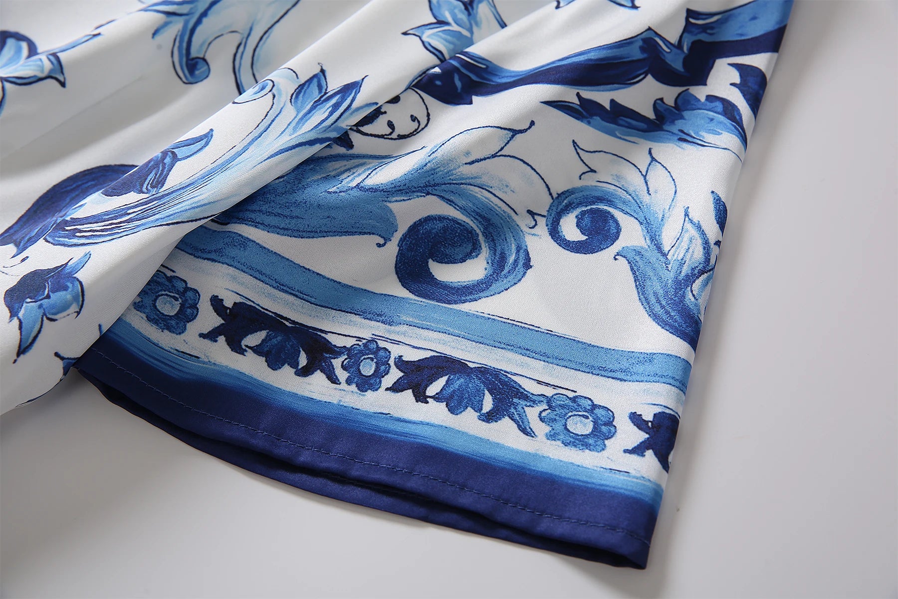 Modisches, elegantes, langes Dolce-Kleid