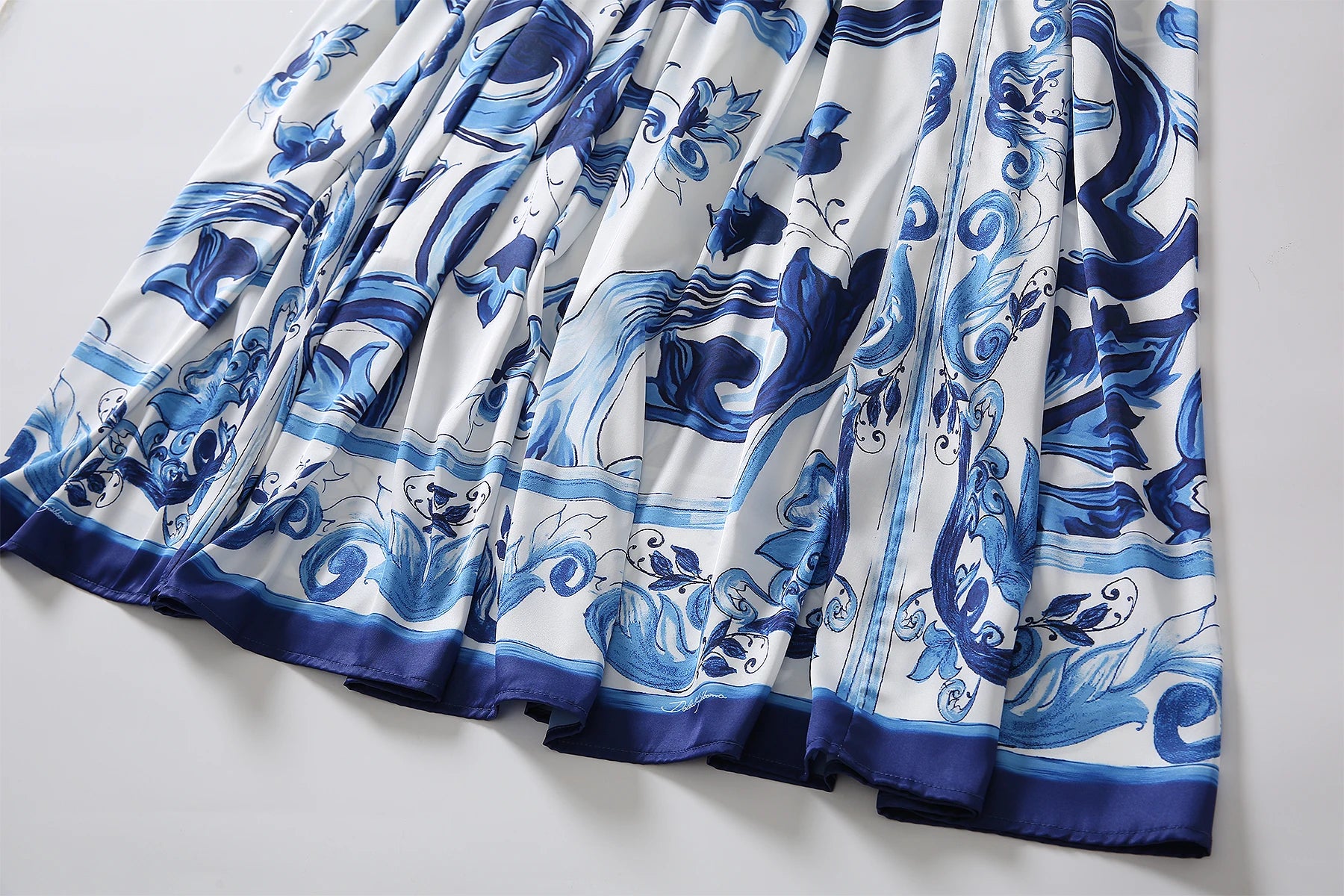 Modisches, elegantes, langes Dolce-Kleid