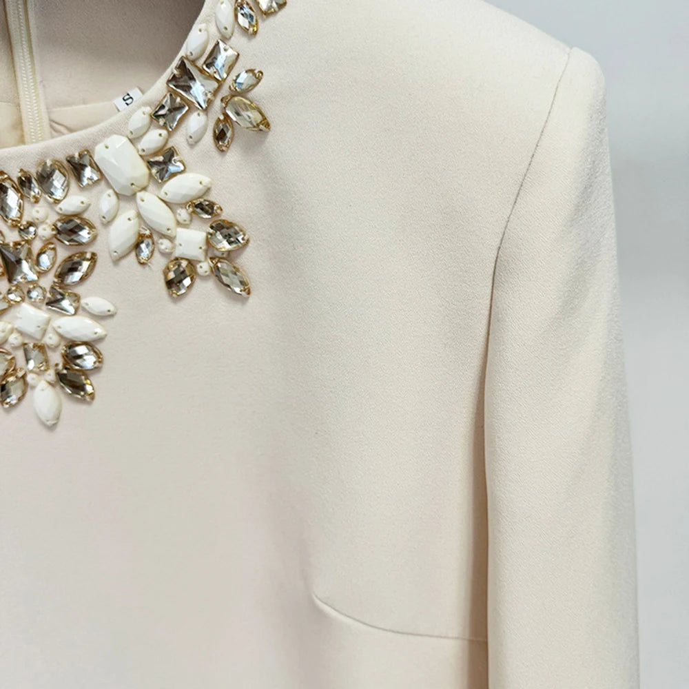 Kleid mit gestickten Verzierungen