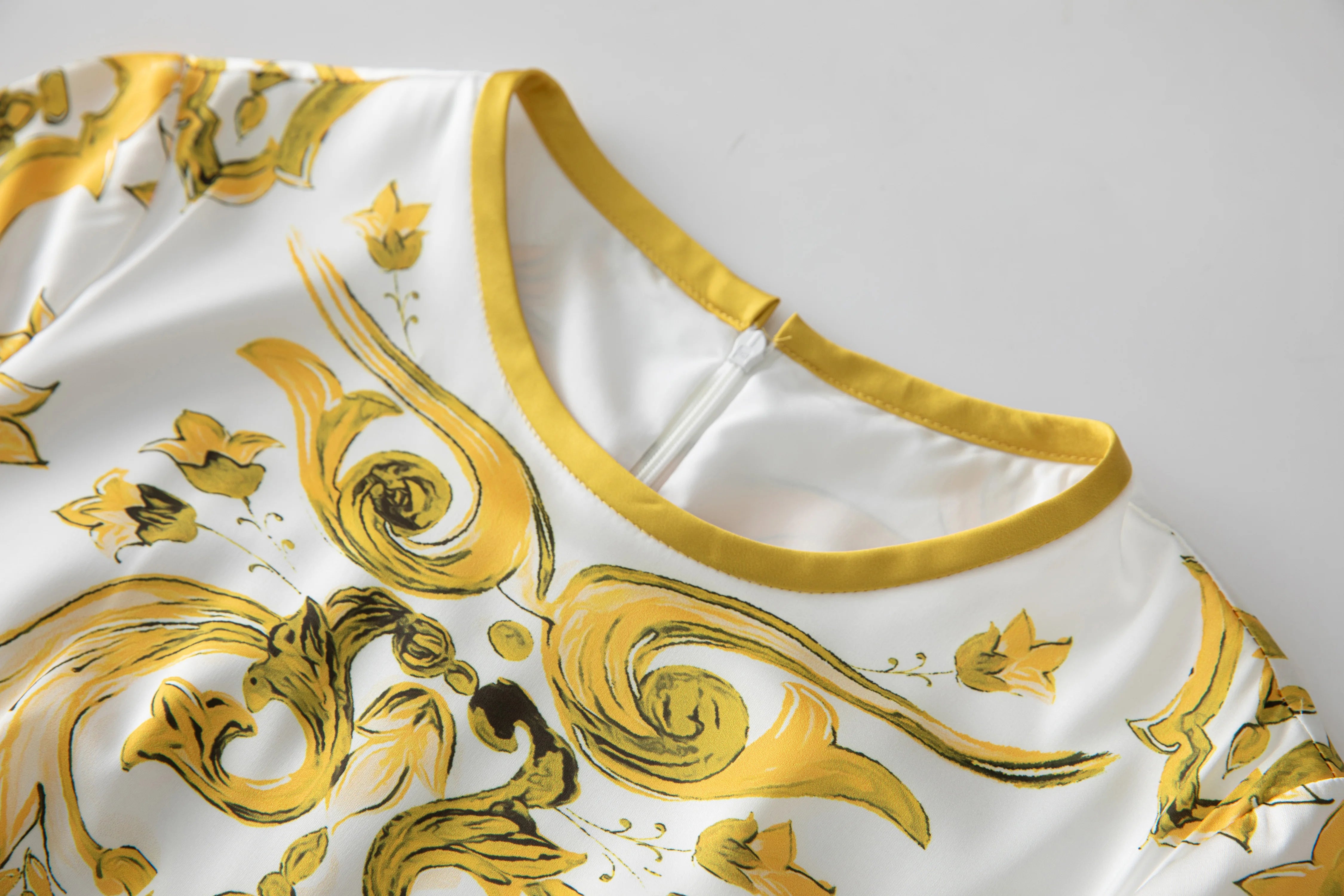 Modisches, elegantes, langes Dolce-Kleid