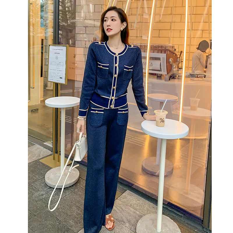 Luxuriöses, elegantes Hosenanzug-Set aus gestrickter, heller Strickjacke